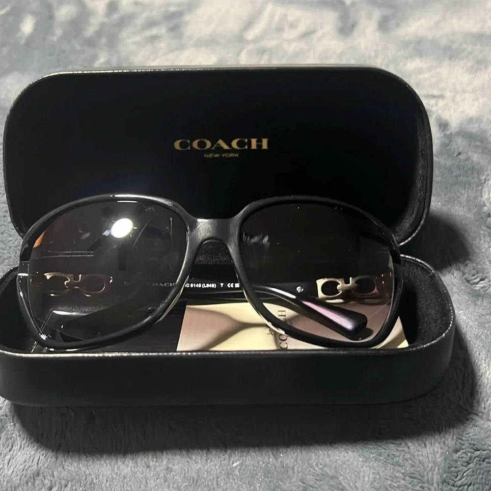 Women’s Coach kissing C’s black sunglasses - Picture 5 of 5